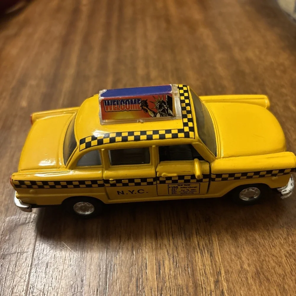 New York City Pull Back Diecast Checkered NYC Taxi Cab Car + Opening Doors